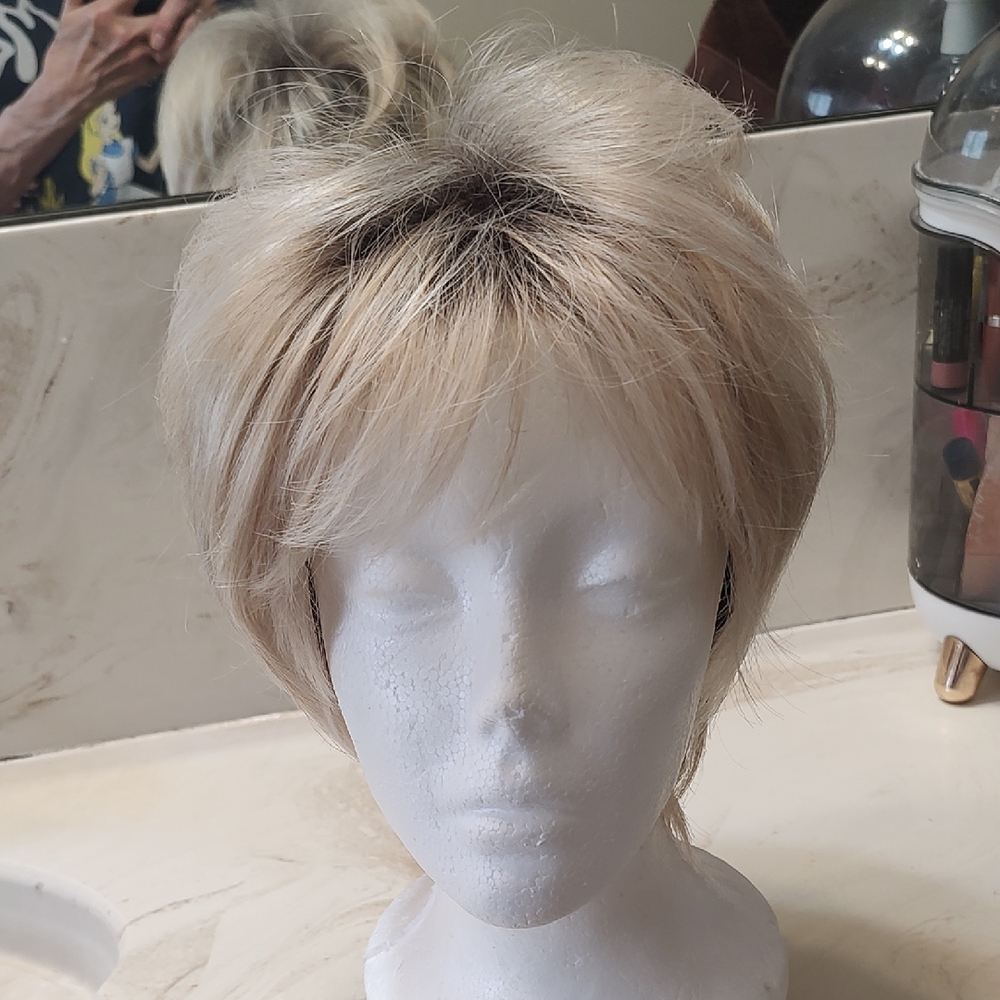 Short Layered Women's Wig in Light Blonde - Soft Everyday Style
